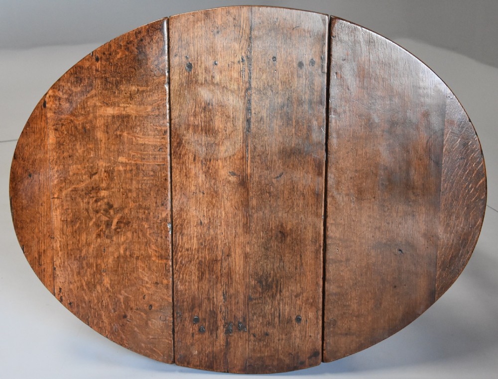 Late 17th century small oak gateleg table of good patina View VII