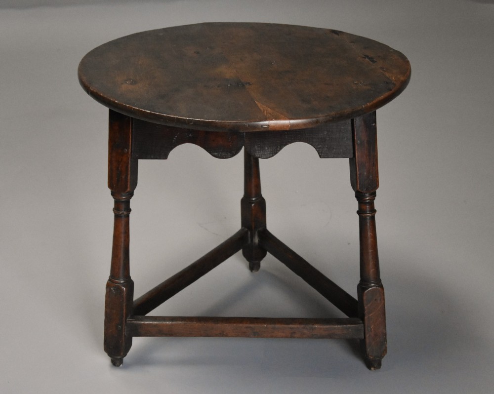 Early 18th century oak cricket table or tavern table View II