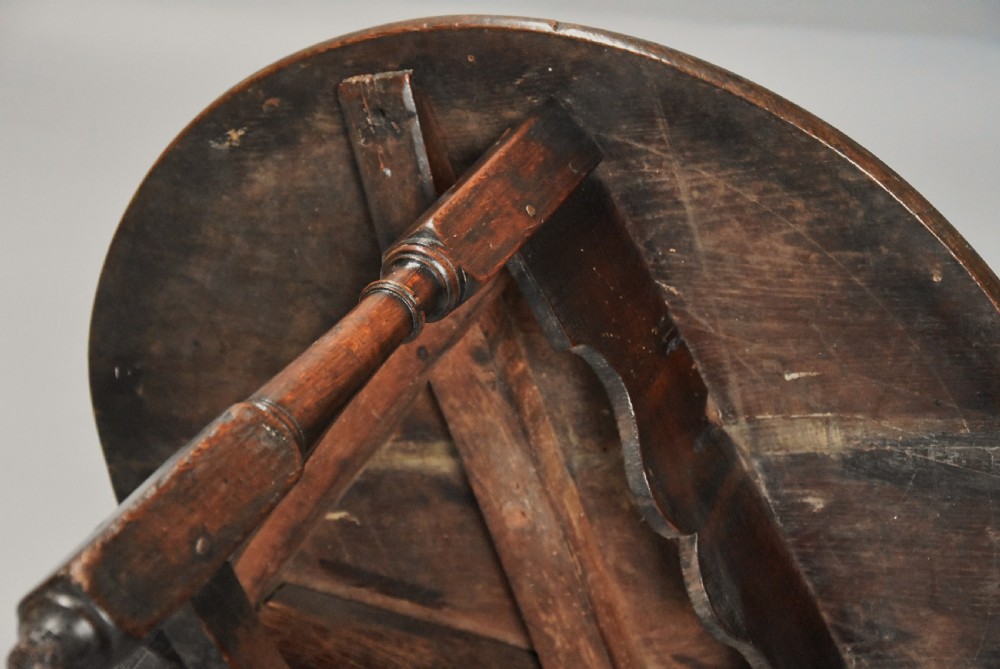 Early 18th century oak cricket table or tavern table View XI