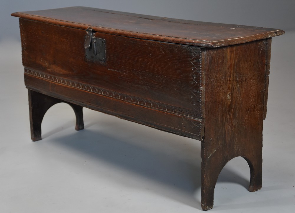 Late 17th century oak six plank coffer with excellent patina narrow proportions View IV