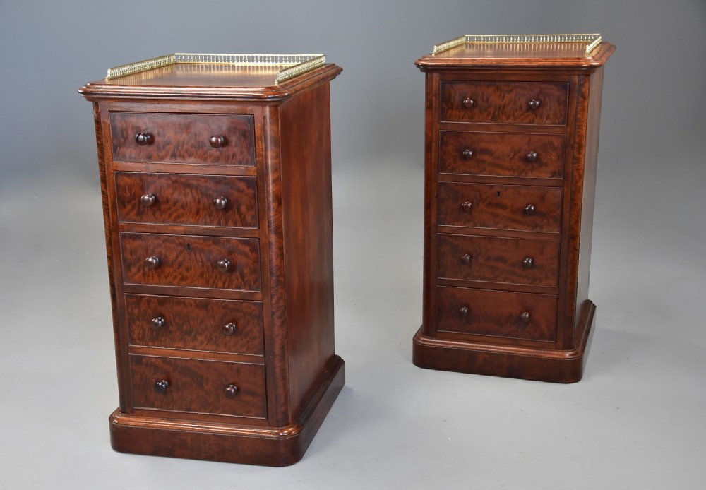 Superb pair of mid 19th century mahogany bedside chests in the style of Gillows