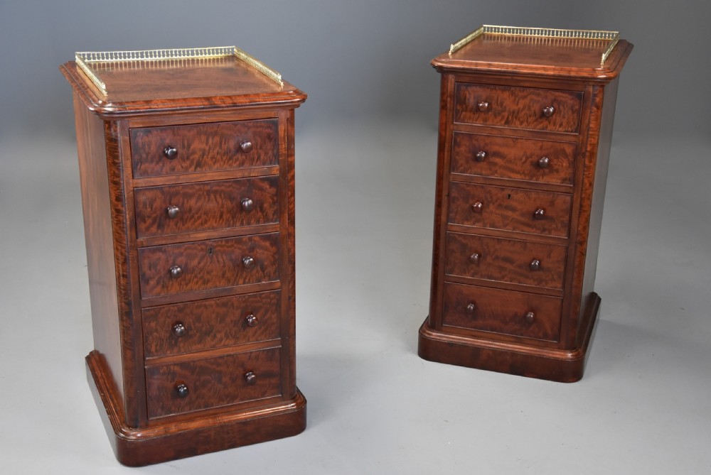Superb pair of mid 19th century mahogany bedside chests in the style of Gillows View III