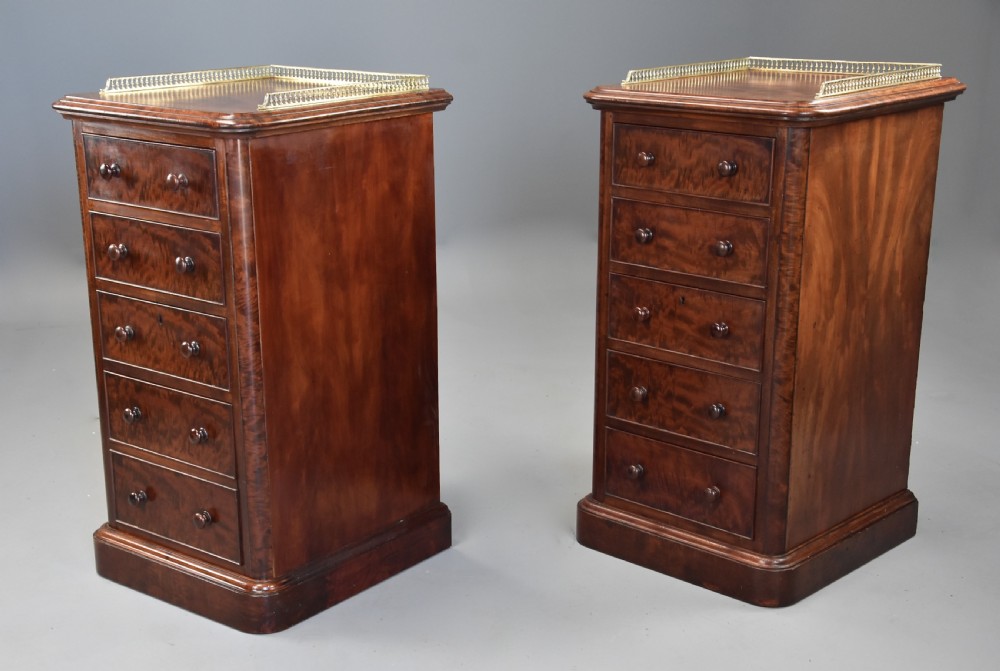 Superb pair of mid 19th century mahogany bedside chests in the style of Gillows View IV