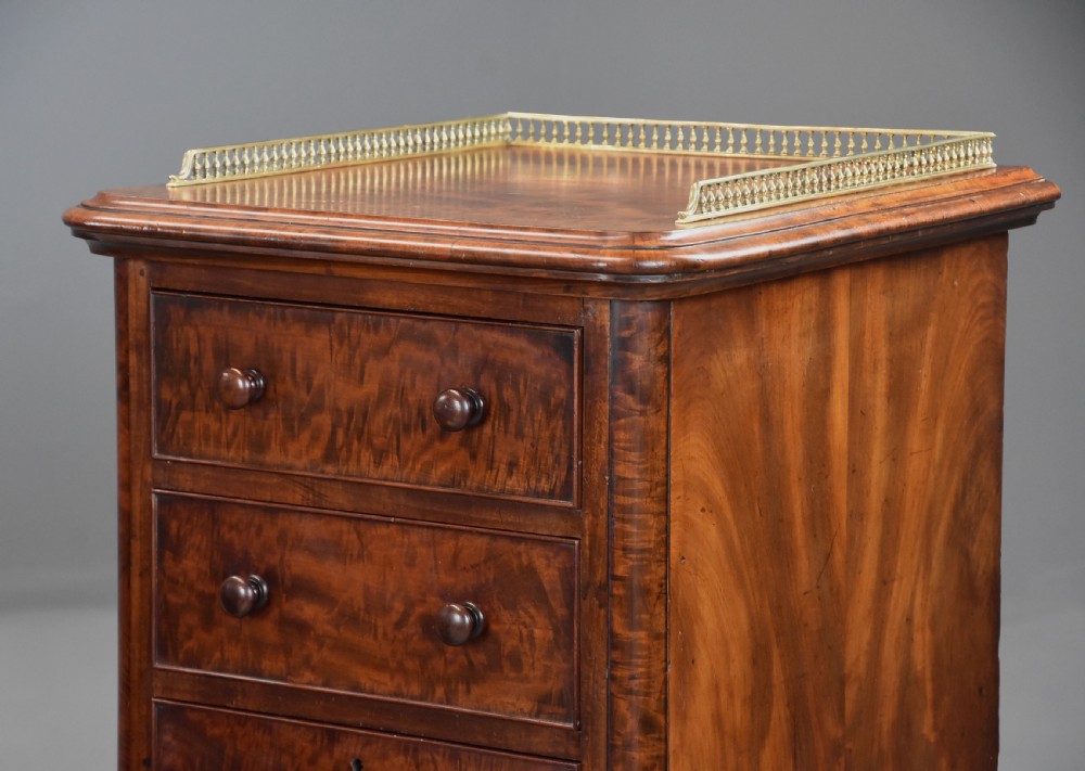 Superb pair of mid 19th century mahogany bedside chests in the style of Gillows View VI