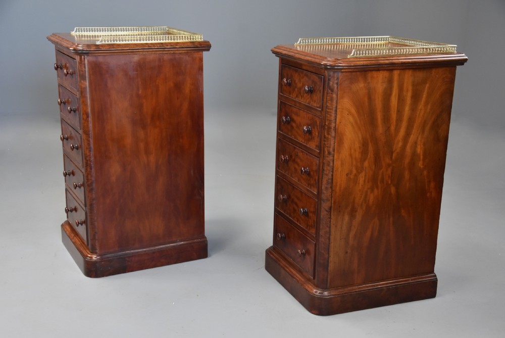 Superb pair of mid 19th century mahogany bedside chests in the style of Gillows View X