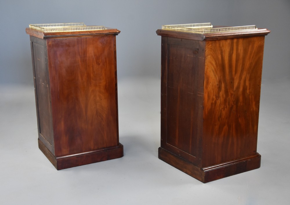 Superb pair of mid 19th century mahogany bedside chests in the style of Gillows View XI