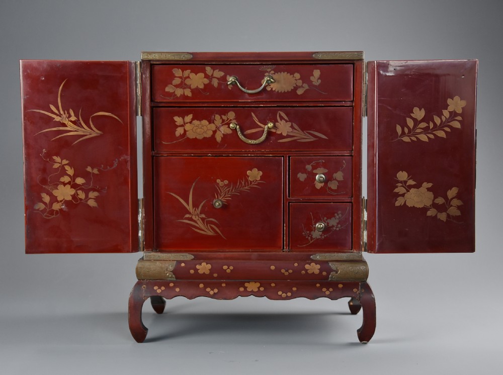 Late 19th century Japanese Meiji red lacquered table cabinet View VIII