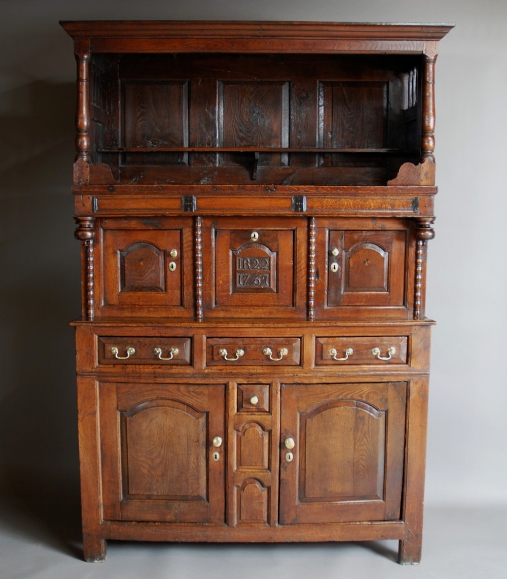 Mid 18thc Welsh oak cwpwrdd tridarn of superb patina, probably from the Snowdonia region