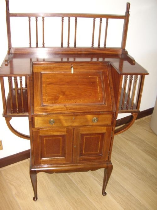 EDWARDIAN MAGOGANY MINATURE LADIES BUREAU BOOKCASE WITH LOWER DRAWER & DOUBLE CUPBOARD ON QUEEN ANNE LEGS C1900