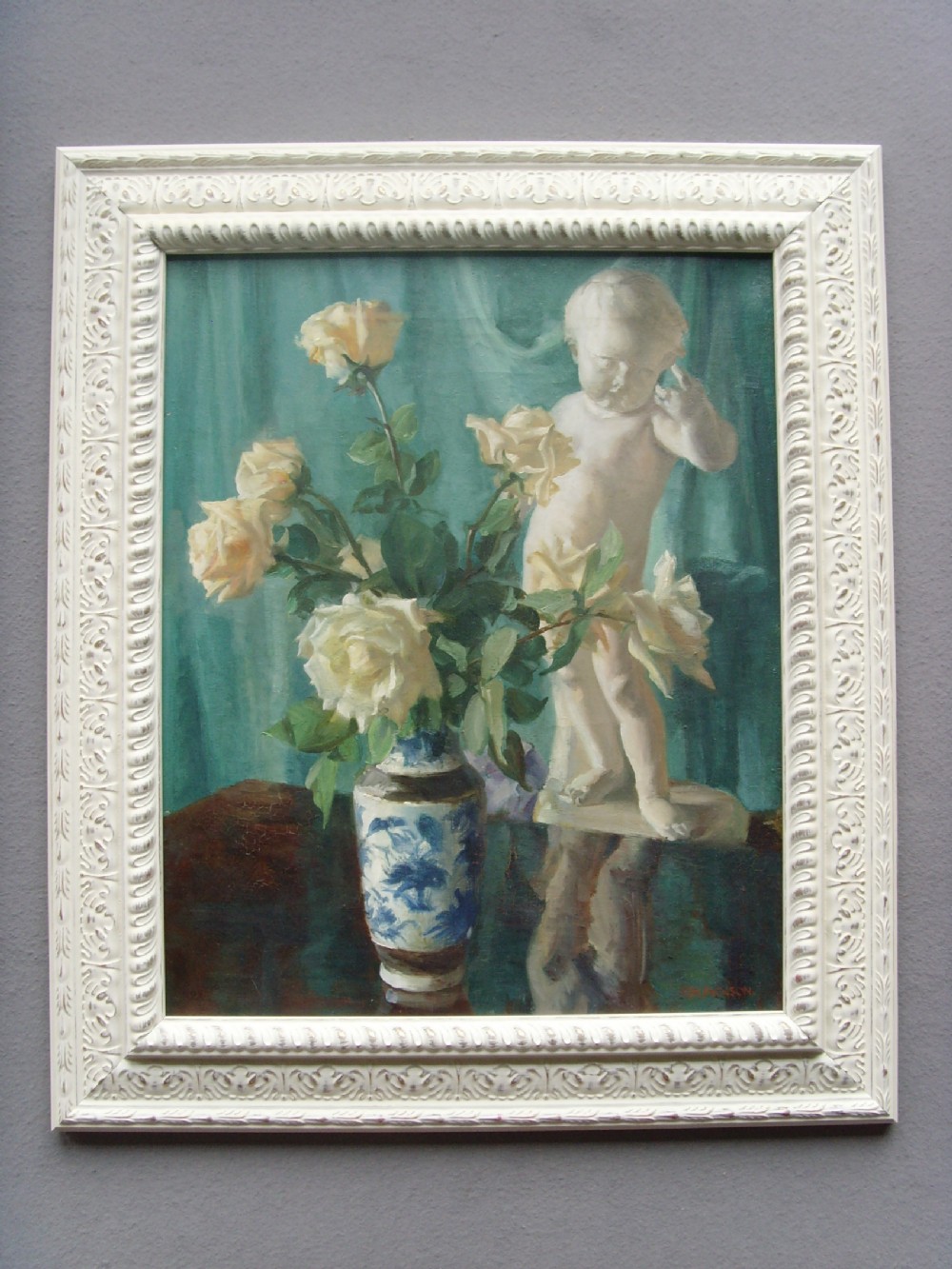 FINE FLORREL STILL LIFE OIL PAINTING BY MONTAGUE JACKSON OF CREAM ROSES WITH A CHERUB STATUETTE STANDING ON A TABLE 26 X 22 INCHES 