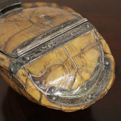 EARLY 19TH CENTURY TURTLE SHELL AND SILVER MOUNTED TABLE SNUFF BOX - ADDITIONAL PHOTO 5