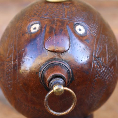 19TH CENTURY NAIVE CARVED COCONUT BUG BEAR FLASK - ADDITIONAL PHOTO 2