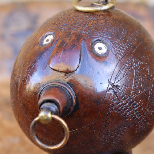 19TH CENTURY NAIVE CARVED COCONUT BUG BEAR FLASK - ADDITIONAL PHOTO 3