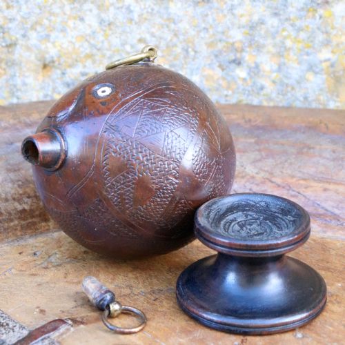 19TH CENTURY NAIVE CARVED COCONUT BUG BEAR FLASK - ADDITIONAL PHOTO 4