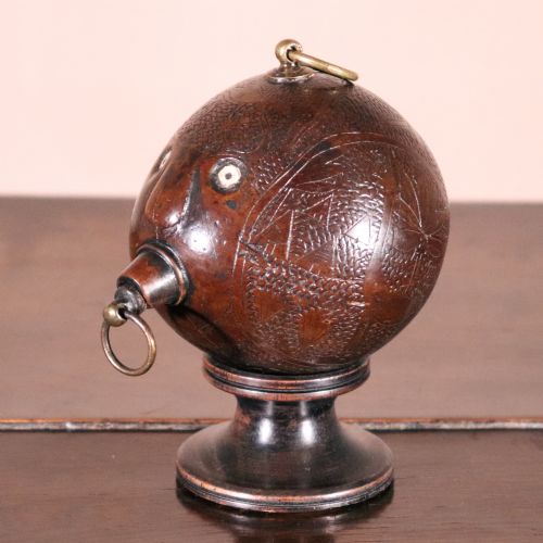 19TH CENTURY NAIVE CARVED COCONUT BUG BEAR FLASK - ADDITIONAL PHOTO 6