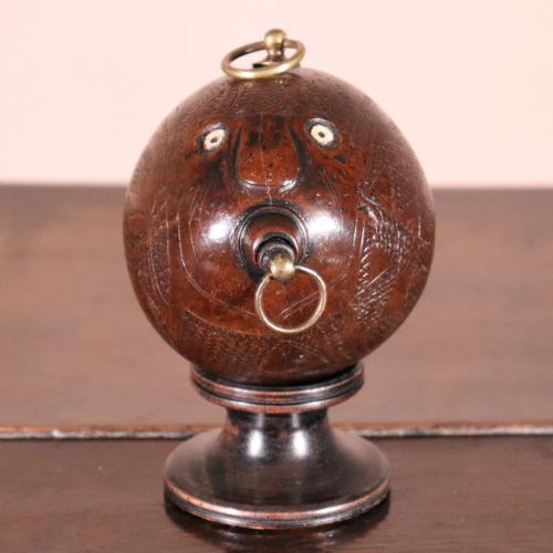 19TH CENTURY NAIVE CARVED COCONUT BUG BEAR FLASK - ADDITIONAL PHOTO 7