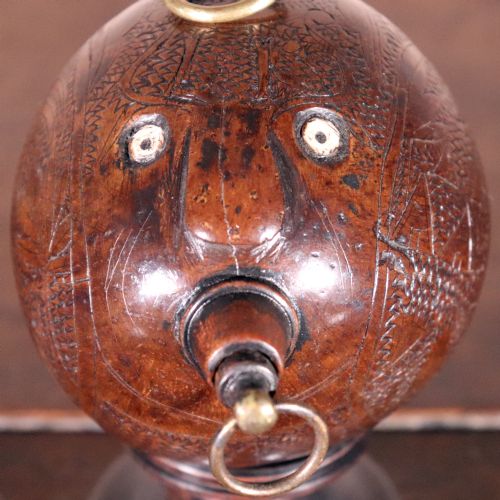 19TH CENTURY NAIVE CARVED COCONUT BUG BEAR FLASK - ADDITIONAL PHOTO 8