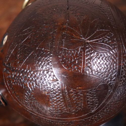 19TH CENTURY NAIVE CARVED COCONUT BUG BEAR FLASK - ADDITIONAL PHOTO 9