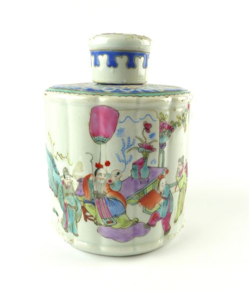 A Chinese Famille Rose Porcelain Tea Caddy