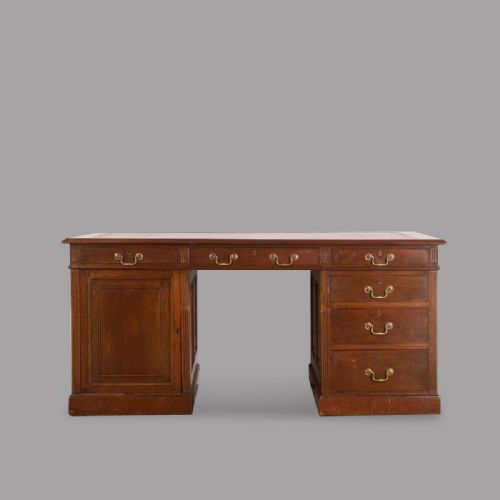 English 19th Century Walnut Pedestal Desk