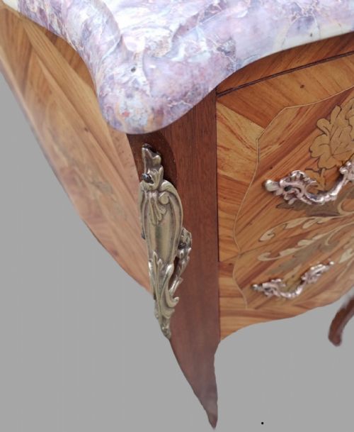 A PAIR OF LOUIS XV STYLE BEDSIDE TABLES - ADDITIONAL PHOTO 2