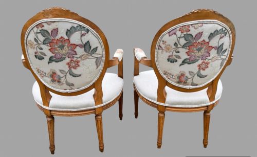 A PAIR OF C1920'S FRENCH STYLE OPEN ARMCHAIRS - ADDITIONAL PHOTO 2