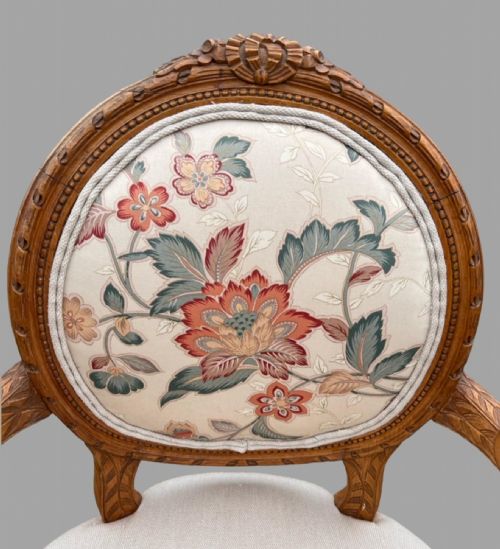 A PAIR OF C1920'S FRENCH STYLE OPEN ARMCHAIRS - ADDITIONAL PHOTO 3