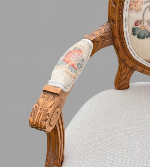 A PAIR OF C1920'S FRENCH STYLE OPEN ARMCHAIRS - ADDITIONAL PHOTO 4