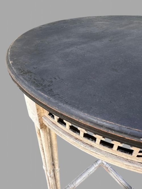 AN ATTRACTIVE ROUND OCCASIONAL TABLE - ADDITIONAL PHOTO 2