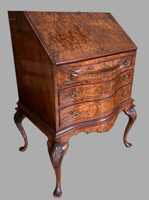 AN ATTRACTIVE SMALL BURR WALNUT DESK C1920'S - ADDITIONAL PHOTO 1