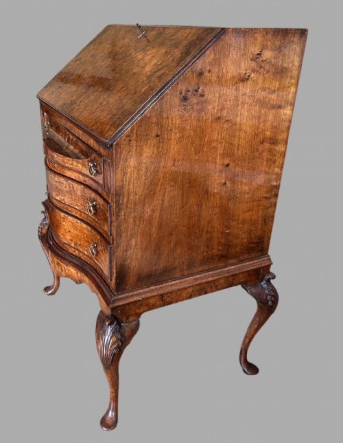 AN ATTRACTIVE SMALL BURR WALNUT DESK C1920'S - ADDITIONAL PHOTO 2