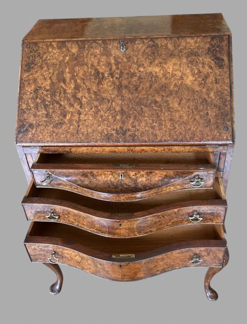 AN ATTRACTIVE SMALL BURR WALNUT DESK C1920'S - ADDITIONAL PHOTO 3