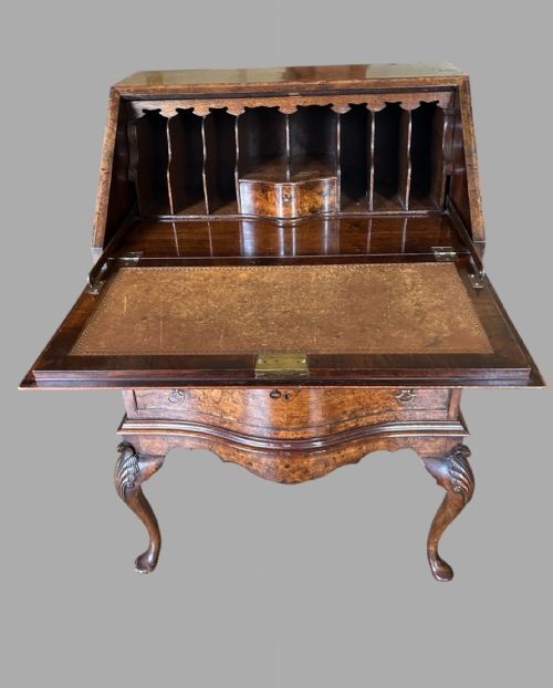 AN ATTRACTIVE SMALL BURR WALNUT DESK C1920'S - ADDITIONAL PHOTO 4