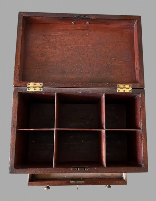 AN ATTRACTIVE GEORGIAN MAHOGANY WINECELLARETTE HOLDER - ADDITIONAL PHOTO 3