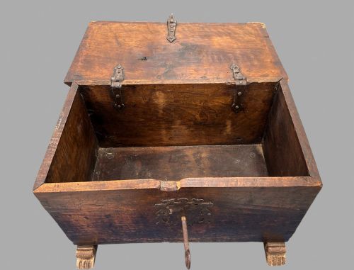 LATE 18TH CENTURY SPANISH WALNUT BOX - ADDITIONAL PHOTO 4