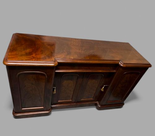 fig 1. Victorian Breakfront Chiffonier in Havana Mahogany, c.1865–1880