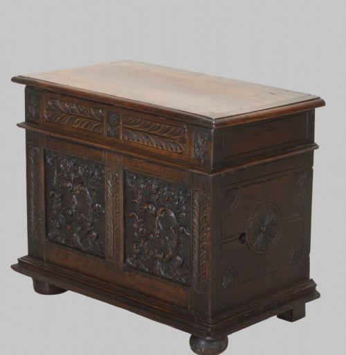 AN ATTRACTIVE GEORGIAN WALNUT AND OAK COFFER 18THC - ADDITIONAL PHOTO 1