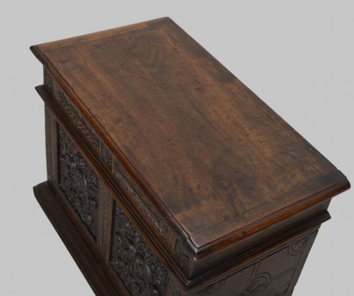 AN ATTRACTIVE GEORGIAN WALNUT AND OAK COFFER 18THC - ADDITIONAL PHOTO 2