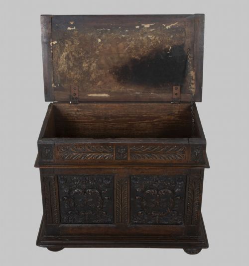 AN ATTRACTIVE GEORGIAN WALNUT AND OAK COFFER 18THC - ADDITIONAL PHOTO 3