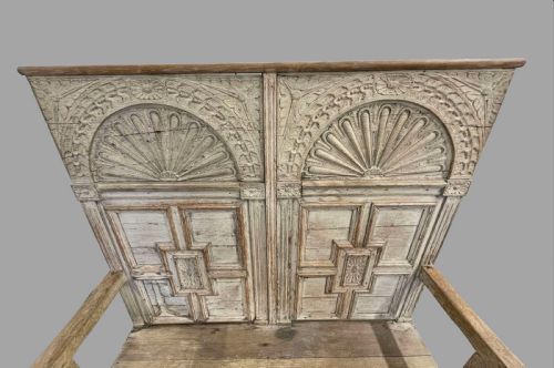 A HIGHLY DECORATIVE LIMED BACKED SETTLE - ADDITIONAL PHOTO 3