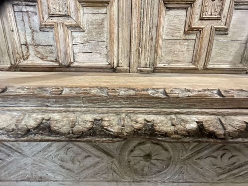 A HIGHLY DECORATIVE LIMED BACKED SETTLE - ADDITIONAL PHOTO 5