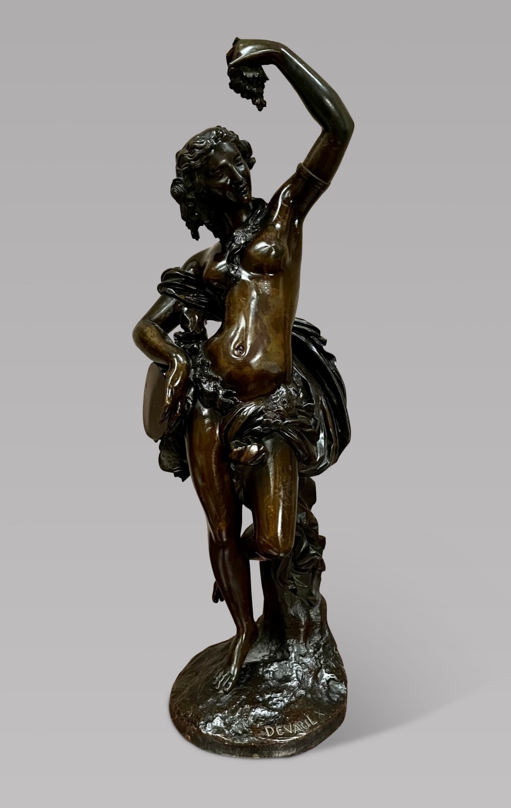 François Théodore Devaulx - Bronze semi Naked woman with Grapes