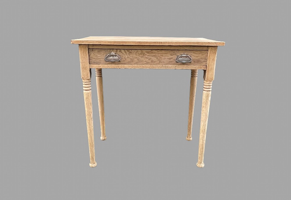 A Lovely Oak 19thc Side Table with drawer