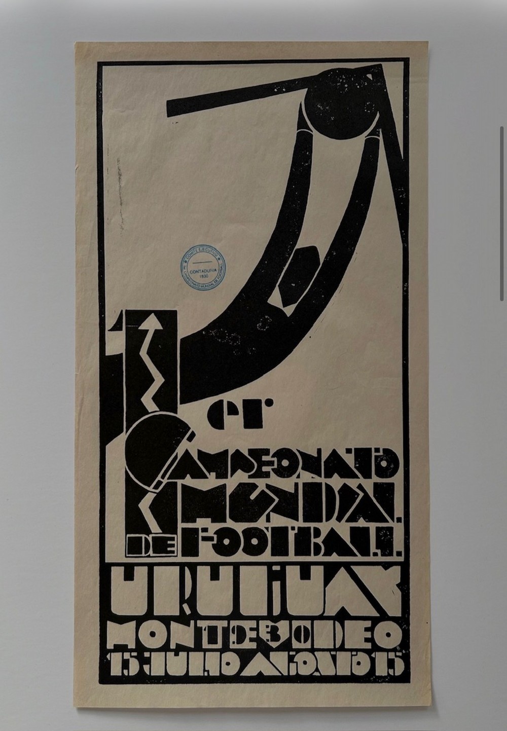 A vertical monochrome Art Deco graphic poster featuring a stylised goalkeeper reaching for a ball above dynamic Spanish text for the 1930 World Cup in Uruguay.