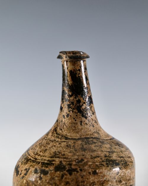 WIDE BODIED MALLET DECANTER ENGLISH C1725 - ADDITIONAL PHOTO 2