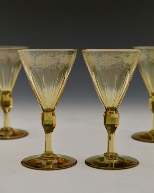 FOUR ENGRAVED AMBER WINE GLASSES ENGLISH C184050 - ADDITIONAL PHOTO 1