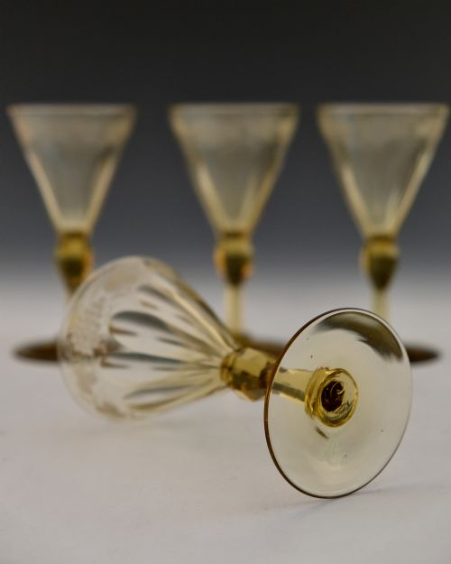 FOUR ENGRAVED AMBER WINE GLASSES ENGLISH C184050 - ADDITIONAL PHOTO 3