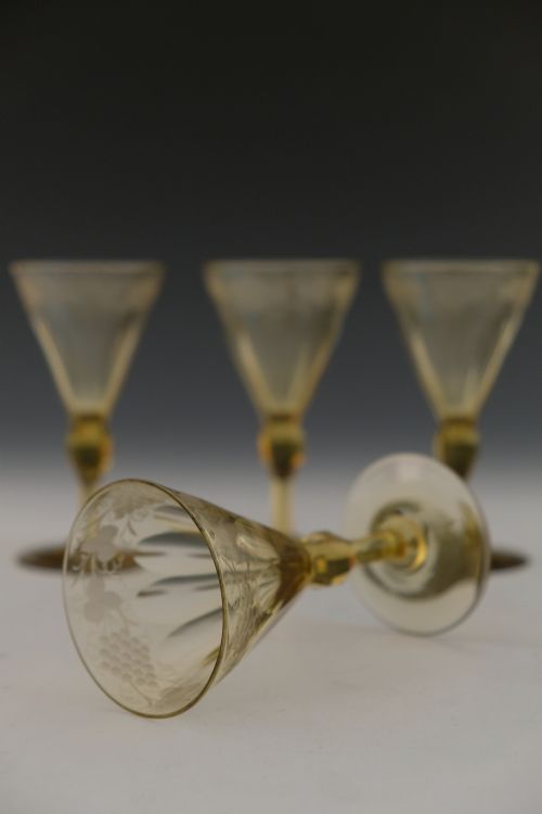 FOUR ENGRAVED AMBER WINE GLASSES ENGLISH C184050 - ADDITIONAL PHOTO 4