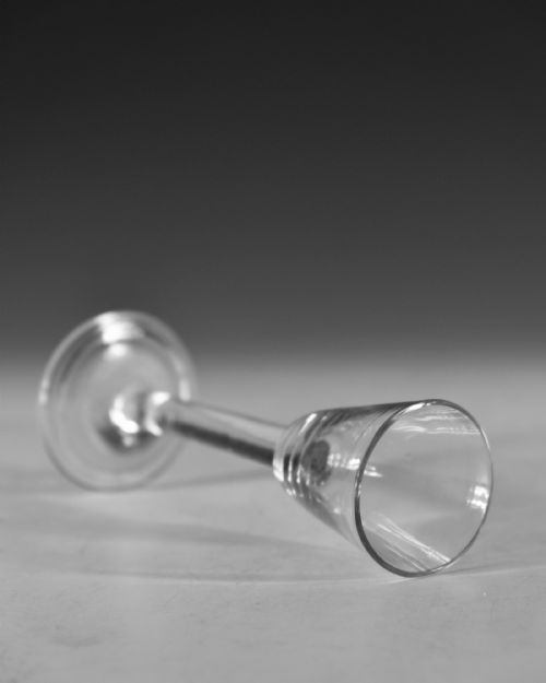 ANTIQUE CORDIAL GLASS PLAIN STEM ENGLISH C1750 - ADDITIONAL PHOTO 3