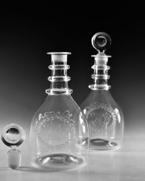 ANTIQUE GLASS PAIR OF PLAIN THREE RING DECANTERS ENGLISH C1820 - ADDITIONAL PHOTO 3